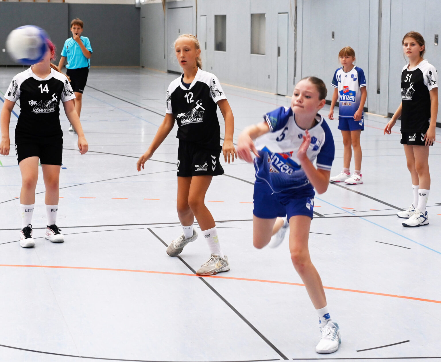 Sport-Event Wick-Turnier: Die D-Jugendliche Beeke Soerensen beim Torwurf im spannenden Match in der Ludwig-Jahn-Halle gegen Adler Koenigshof.
