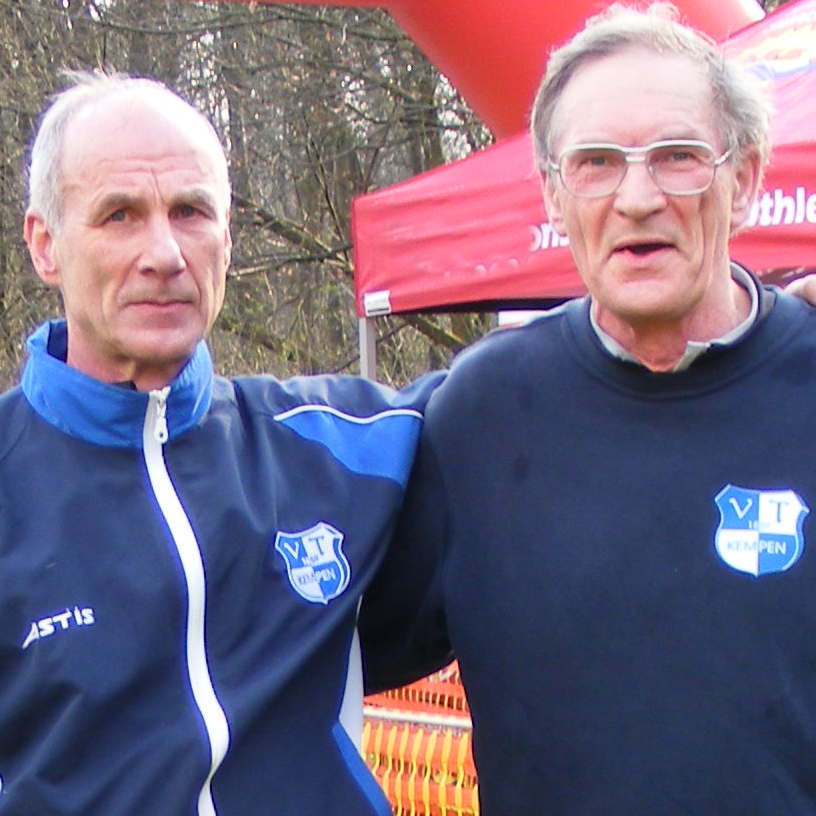 Dieter Hitzmann (links) und Norbert Schweig haben es beim Citylauf in Wachtendonk aufs Treppchen geschafft, Dieter Hitzmann holt sogar Gold.