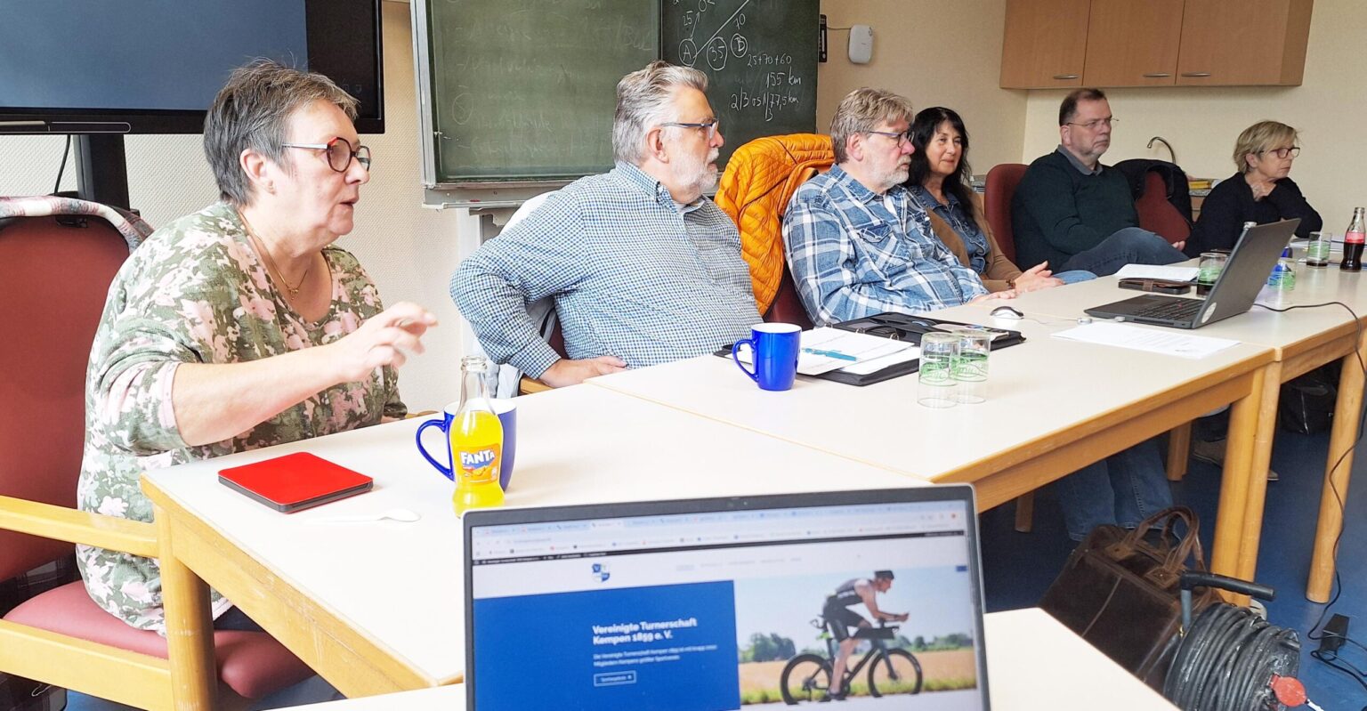 Der VT-Vorstand führt durch die Mitgliederversammlung (von links): Jugendwartin Heike Schürmann, Schatzmeister Hans von Beckerath, Vorsitzender Detlev Schürmann, Geschäftsführerin Marie-Luise Fehren-bach-Nagels, 2. Vorsitzender Tim Holweg, Sportwartin Gaby Meier. Bestätigt worden sind im Vorstandsamt Hans von Beckerath und Tim Holweg.