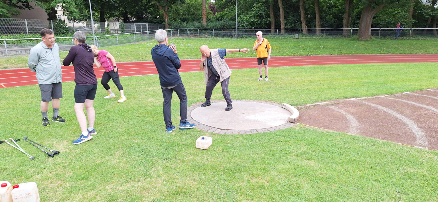 Kugelstoßen ist eine beliebte Disziplin beim Sportabzeichen. Trainiert wird auf der Ludwig-Jahn-Sportanlage.
