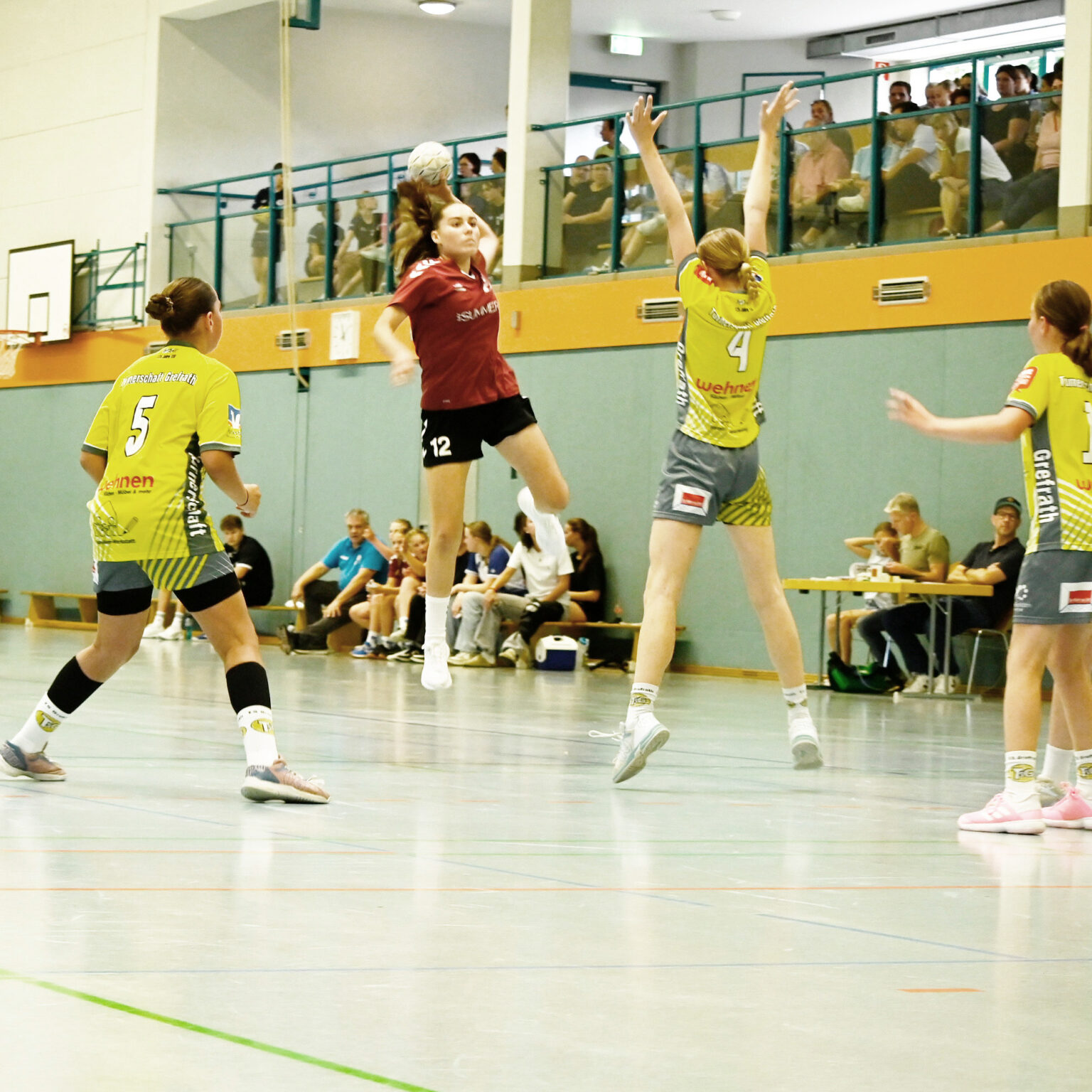 Das Heinz-Wick-Turnier bietet spannenden und teilweise hochklassigen Jugendhandball. Hier eine Szene aus dem Vorjahr in der Halle Nord, Mathilda Hinckers hebt zum Torwurf ab.