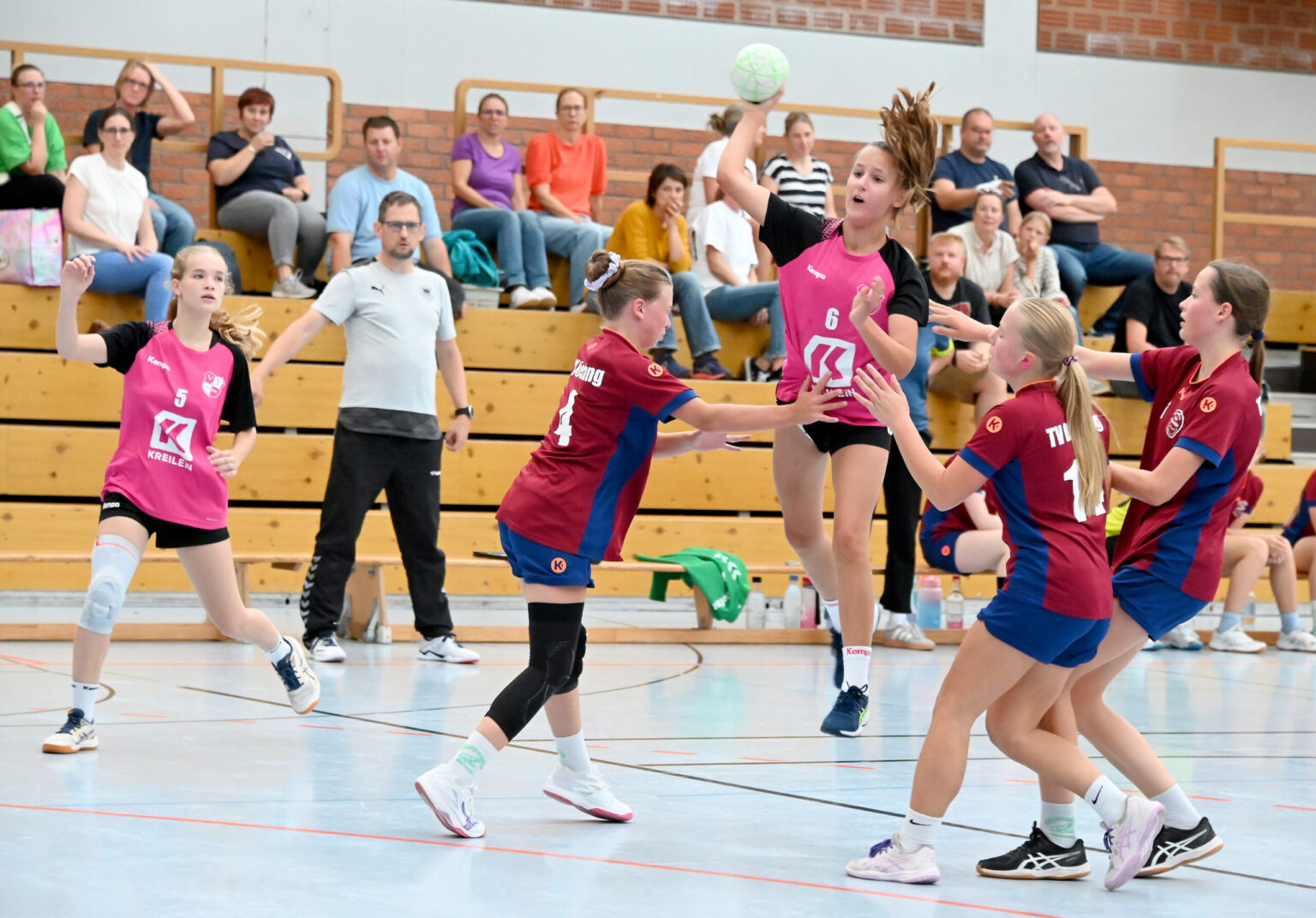 Nicht zu stoppen sind die Kempener Angreiferinnen im Endspiel der C-Jugend in der Ludwig-Jahn-Halle gegen den TV Biefang. Die weibliche C-Jugend dominiert mit zwei Teams das Turnier in der 2026er-Auflage. Foto: Edward Wypchlo